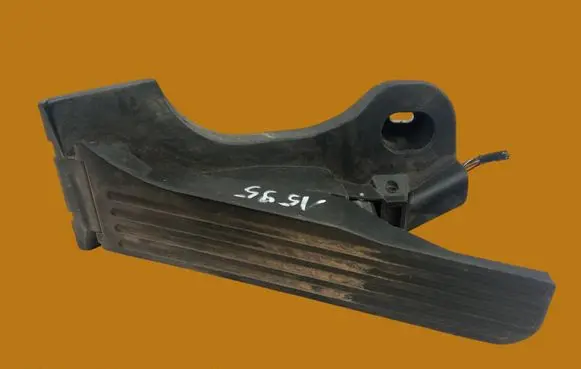 Volkswagen Touran II Accelerator throttle pedal 1T1721503NE