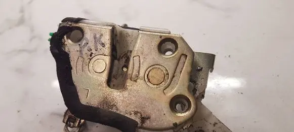 Toyota Yaris Front door lock 
