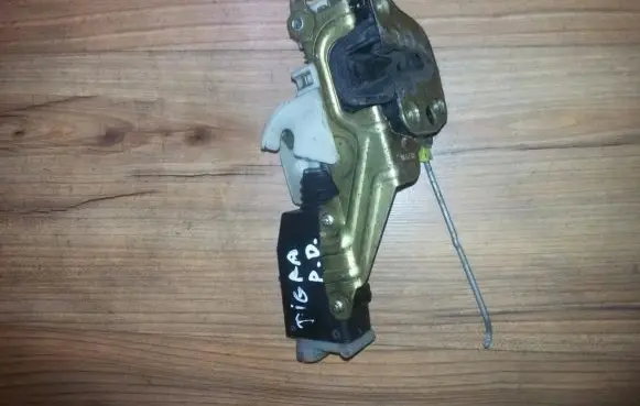 Opel Tigra A Front door lock 90452382