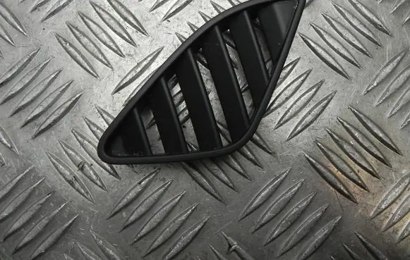 Rear air vent grill
