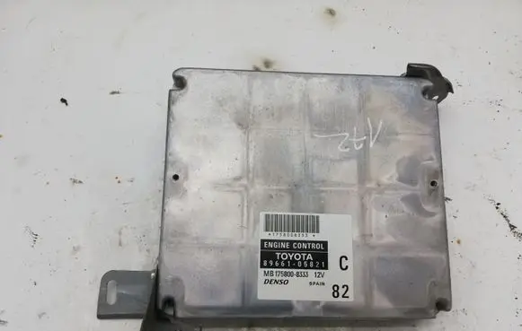 Toyota Avensis T250 Engine control unit/module 8966105821 MB1758008333