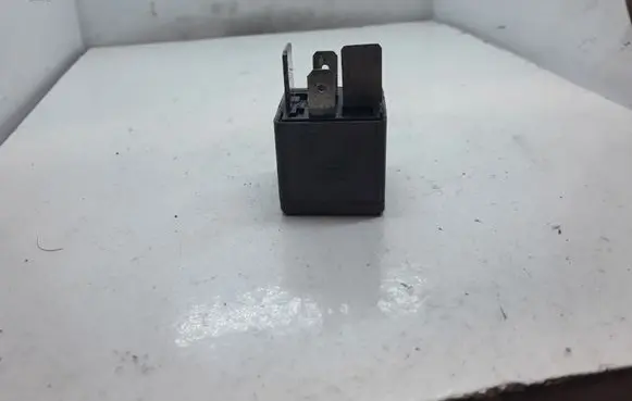 Volkswagen PASSAT B6 Other relay 8D0951253 10EZ54