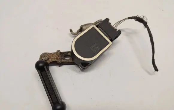 Headlight/headlamp level sensor