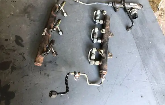 Land Rover Discovery 3 - LR3 Fuel main line pipe 4R8Q9D280AC 0614703475 4R8Q9CD66AE