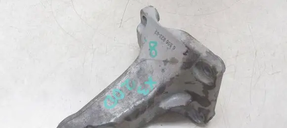 Engine mounting bracket