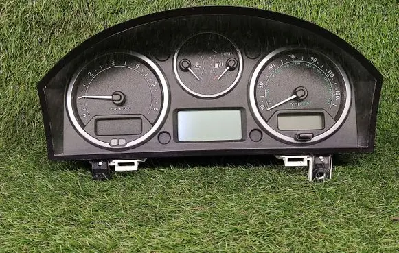 Land Rover Discovery 3 - LR3 Speedometer (instrument cluster) YAC500025