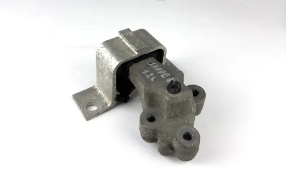Dacia Sandero Engine mount bracket 321267r 8200844281 323142