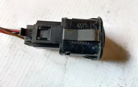 Volkswagen PASSAT B5 Fuel tank opening switch 3b0858069 03000313