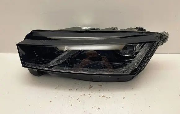 Skoda Octavia Mk4 Headlight/headlamp 5E4941015A LE18A6419 0301118233AB