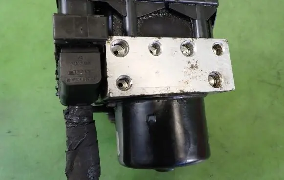 Chrysler Grand Voyager IV ABS Pump 04686702AA