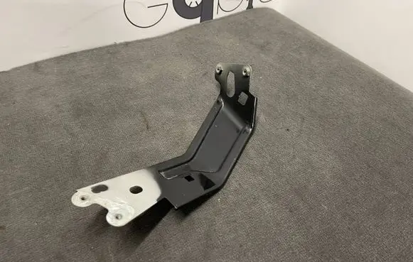 Fender mounting bracket