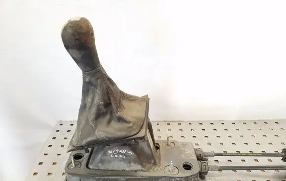 Skoda Octavia Mk2 (1Z) Gear shifter/selector 1K0711049AQ