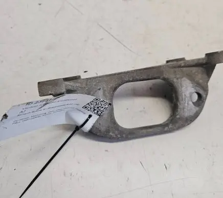 Engine mounting bracket
