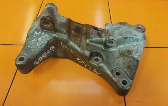 Volvo S60 Engine mounting bracket 31401932