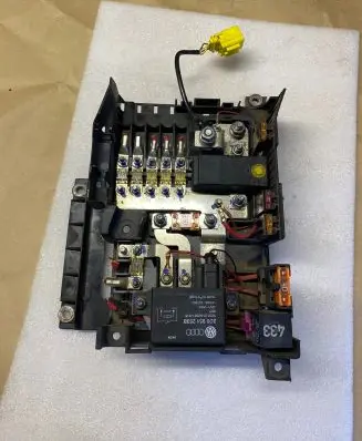 Volkswagen Touareg I Fuse module 7L0937548A 15426743 2D0951253B