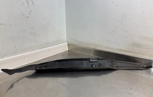 Audi Q3 8U Fender end trim 8U0821111A