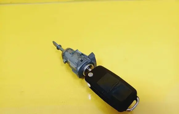 Volkswagen Golf IV Front door lock (next to the handle) 