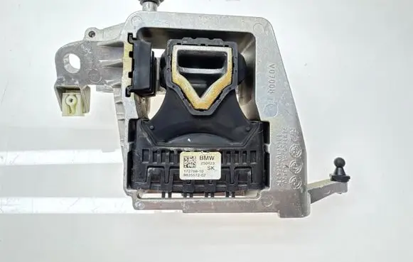 BMW 1 F40 Engine mount bracket 8835572 17276810 883557202