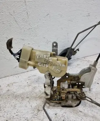 Toyota Yaris Front door lock 