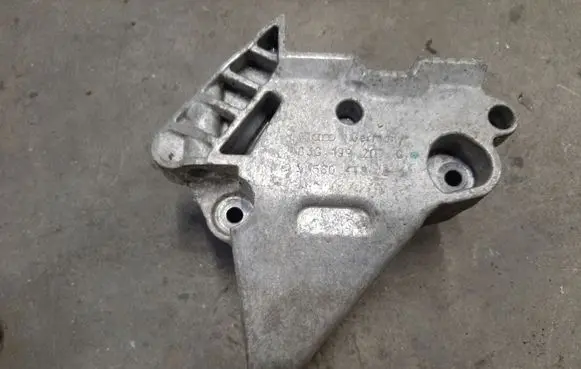 Engine mounting bracket