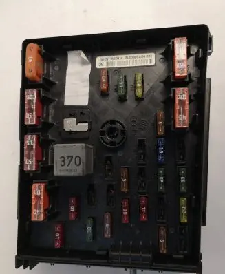 Volkswagen PASSAT B7 Fuse module 63595745