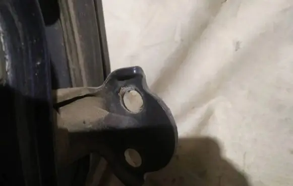 Mitsubishi Carisma Rear door lower hinge