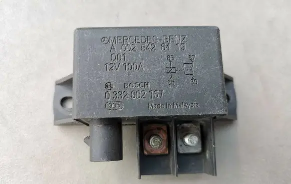 Mercedes-Benz E W124 Charging relay A0025426419 0332002167