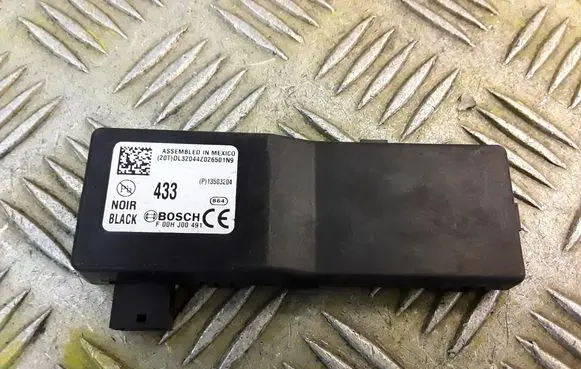 Opel Insignia A Door central lock control unit/module 13503204
