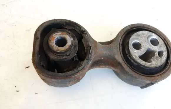 Honda CR-V Engine mount bracket