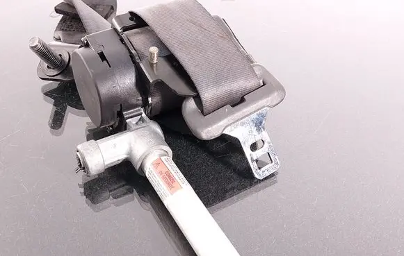 Volvo V70 Middle seatbelt (rear) 39969918