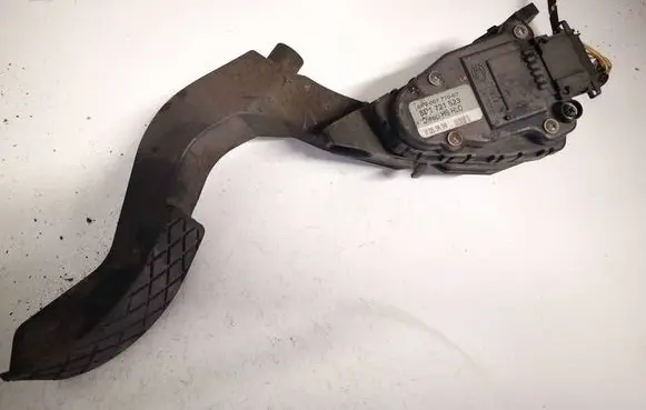 Accelerator throttle pedal