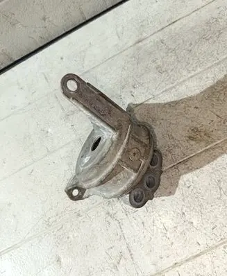 Opel Zafira B Engine mount bracket 90539246