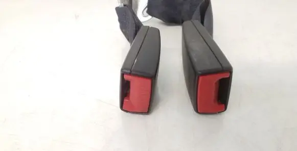 Middle seatbelt buckle (rear)