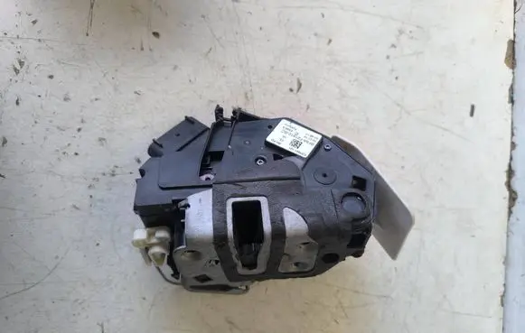 Ford Mustang VI Front door lock BF6AF21812BC C37641101