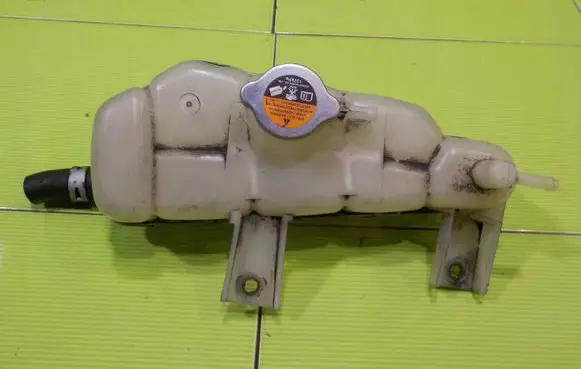 Nissan Note (E12) Coolant expansion tank/reservoir LP333