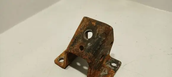 Toyota Land Cruiser (BJ70) Engine mounting bracket