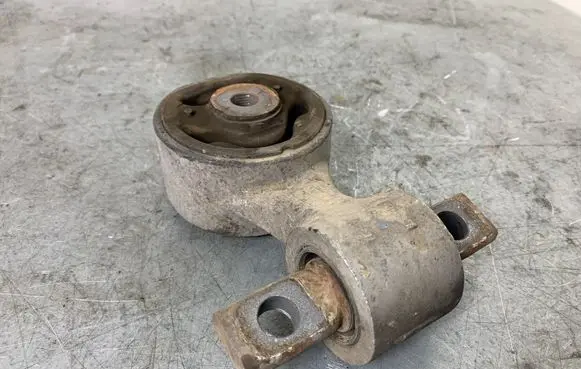 Honda CR-V Engine mount bracket 610680