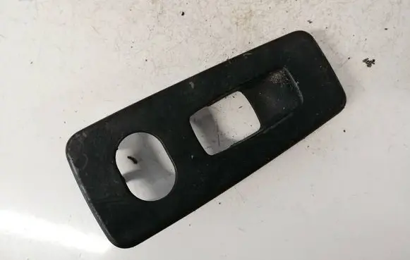 Chrysler Pacifica Front door window switch trim lpm000001616