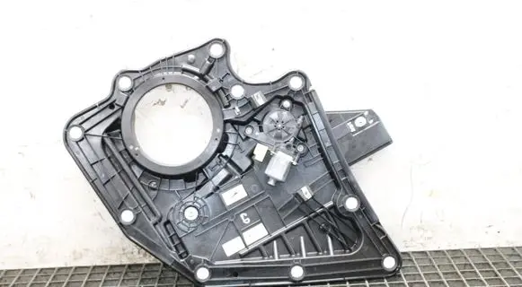 Ford Kuga III Rear window lifting mechanism without motor 