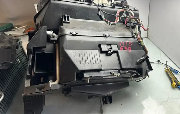 Mercedes-Benz Vito Viano W639 Interior heater climate box assembly A6398302760 01232 B2502