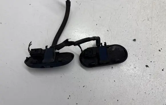 Audi A3 S3 8P Windshield washer spray nozzle 8p0955987c 8p0955988c