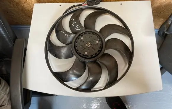 BMW 5 G30 G31 Radiator cooling fan shroud 8686163
