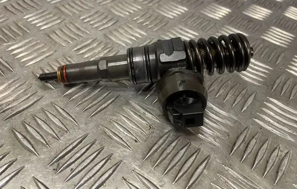 Volkswagen Golf Plus Fuel injector 038130073BQ 0414720312