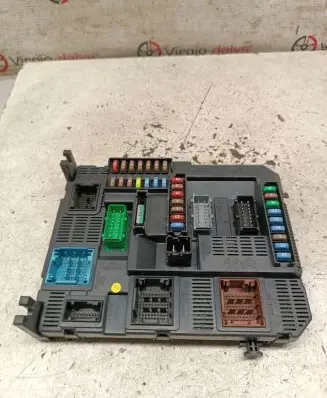 Peugeot 208 Fuse module 9807531680 E1111751 20141009