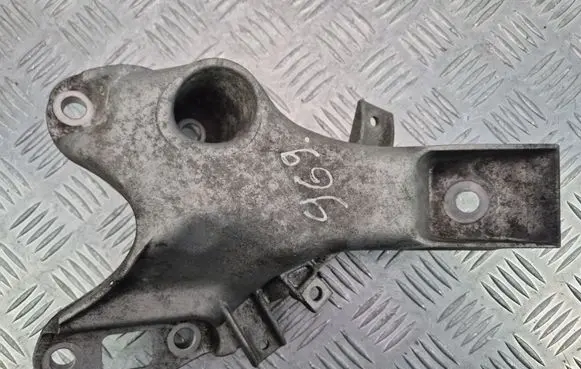 BMW X5 E70 Engine mounting bracket 6778331 24168110