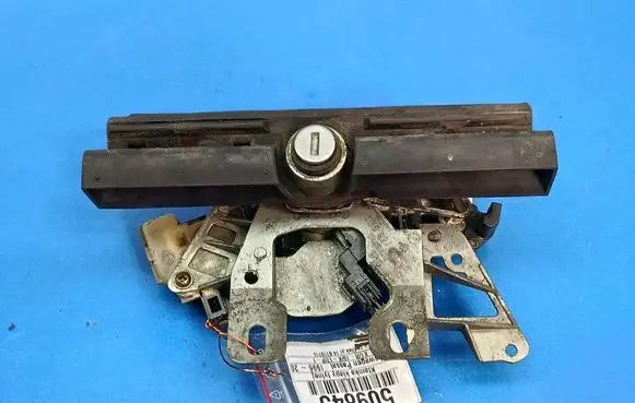 Volkswagen PASSAT B5 Tailgate/trunk/boot exterior handle 3B0827297D