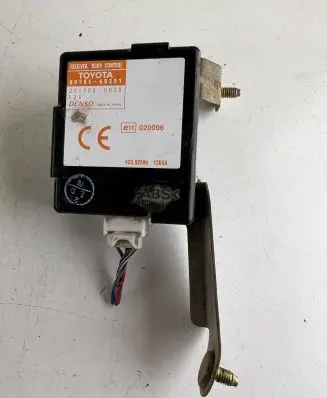 Toyota Land Cruiser (HDJ90) Door central lock control unit/module 8974160291