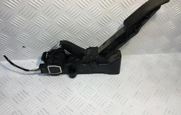 Mercedes-Benz A W169 Accelerator throttle pedal A1693000104