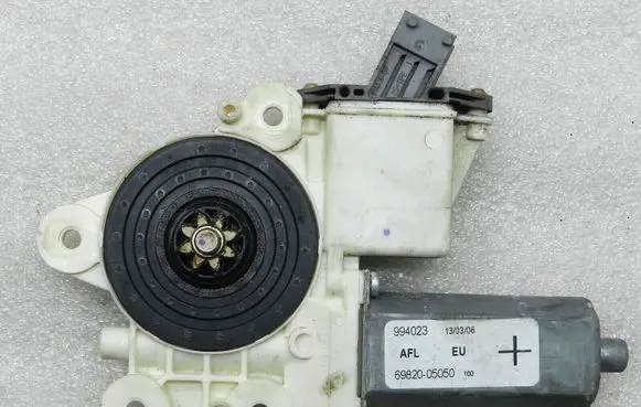 Toyota Avensis T250 Front window lifting mechanism without motor 6982005050