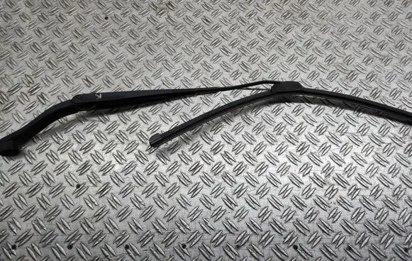 Chevrolet Cruze Front wiper blade arm 95971328 J3004